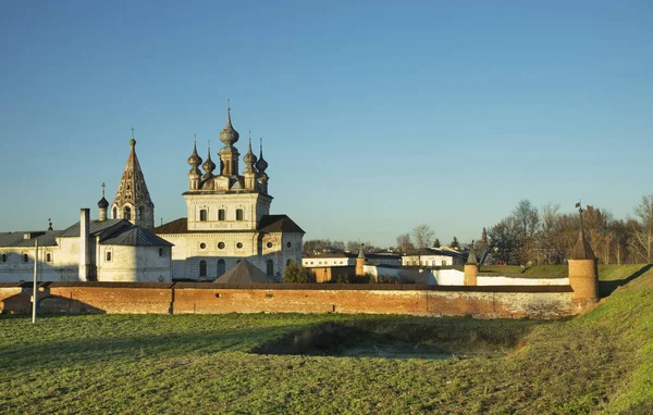米迦勒大教堂和尤里耶夫 波尔斯基的米迦勒大教堂的钟楼 弗拉迪米尔州俄罗斯 — 图库照片