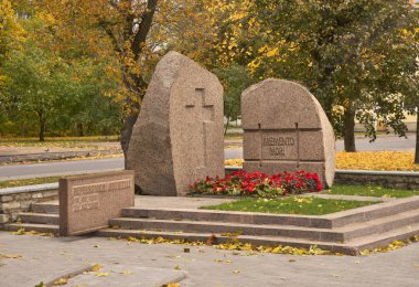 Memento Mori - Narva 'daki Stalinist baskı mağdurlarının anıtı. Estonya
