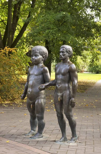 Ojciec Syn Rzeźbią Ulicę Kuuni Tartu Estonia — Zdjęcie stockowe