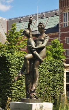 Rijksmuseum parkındaki Merkür ve Ruh Heykeli - Amsterdam 'daki Hollanda Ulusal Müzesi. Hollanda