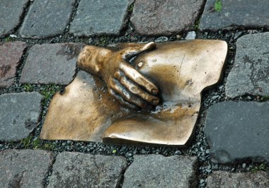 De Wallen 'daki Oudekerkdallein Meydanı' nda bronz göğüs heykeli. Amsterdam mı? Hollanda