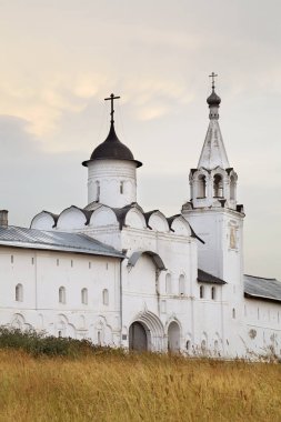 Vologda 'daki Spaso-Prilutsky manastırındaki Yükseliş Kilisesi ve çan kulesi. Rusya