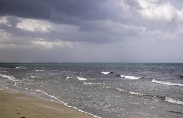 Пляж Макензі Ларнаці Кіпр — стокове фото