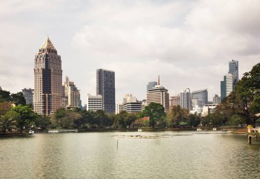 Bangkok 'un Bang Rak bölgesindeki Lumphini Parkı. Tayland Krallığı