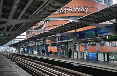 Bangkok 'taki Ekkamai Mass Transit System - Bts (Skytrain) istasyonu. Tayland Krallığı