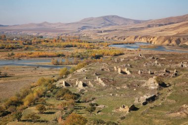 Gori yakınlarındaki Uplistsikhe 'deki Kura Nehri. Shida Kartli bölgesi. Georgia