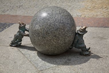 Gnomes (Krasnoludki) Syzyfki topu itiyor. Yılan pençesi. Polonya