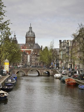 Amsterdam 'daki kanal. Hollanda