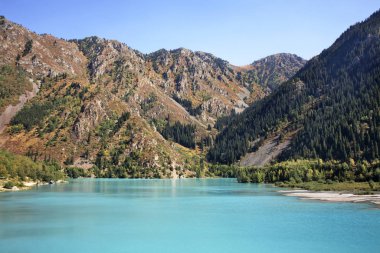 Issyk Gölü manzarası. Kazakistan