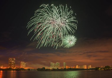 Yuzhnoye Butovo Bölgesi 'nde (Güney Butovo) havai fişek gösterisi. Moskova. Rusya.
