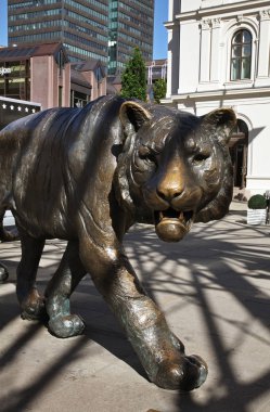 Oslo 'daki merkez istasyonun önündeki kaplan heykeli. Norveç