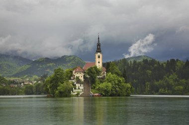 Bled Gölü manzarası. Slovenya
