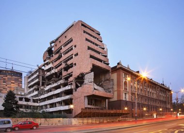 Belgrad 'ın Nemanjina caddesinde yıkılan bina. Sırbistan