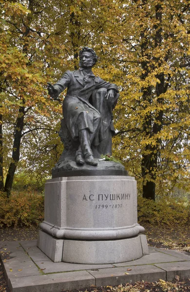 Emlékmű Alexander Pushkin Falu Pushkinskiye Gory Pushkin Hegység Pskov Eltakarja — Stock Fotó