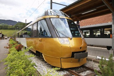 Zweisimmen 'deki tren istasyonunda lokomotif. Bern Kantonu. İsviçre.