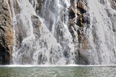 Karnataka 'daki Dudhsagar Şelalesi. Hindistan