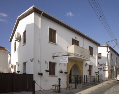 Kyrenia (Girne) yakınlarındaki Bellapais köyü manzarası. Kıbrıs