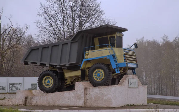Monumento Camión Volcado Depósito Mineral Hierro Mikhailovsky Mgok Cerca Zheleznogorsk —  Fotos de Stock