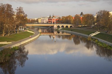 Oryol 'daki Orlik Nehri üzerindeki Alexandrovsky köprüsü. Rusya