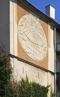 Torun 'daki Philadelphia Bulvarı' nda güneş saati. Polonya