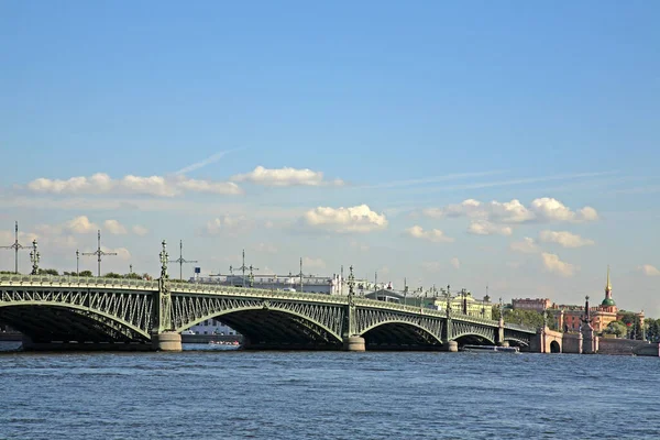 Saint Petersburg 'daki Neva nehri üzerindeki Trinity Köprüsü. Rusya