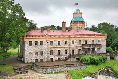 Sigulda 'daki yeni kale. Letonya