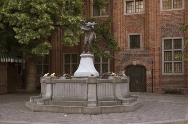 Torun 'daki Raftsman Fountain (Pomnik flisaka). Polonya