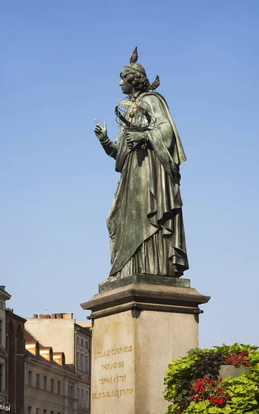 Torun Daki Market Meydanı Ndaki Konağın Önündeki Nicolaus Kopernik Anıtı — Stok fotoğraf