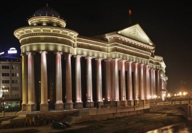 Üsküp 'teki Anayasa Mahkemesi ve Makedonya Arkeoloji Müzesi. Makedonya