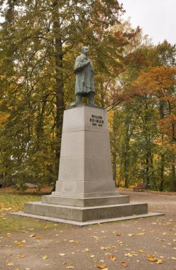 Tartu 'daki Toome Hill' de (Toomemagi) Willem Reiman anıtı. Estonya