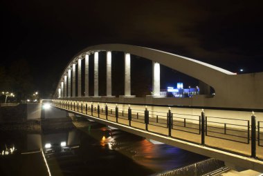 Arch Köprüsü - Kaarsild, Tartu 'daki Suur Emajogi nehri üzerinde. Estonya