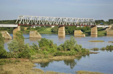 Kolomna 'daki Oka Nehri' nin karşısındaki demiryolu köprüsü. Rusya