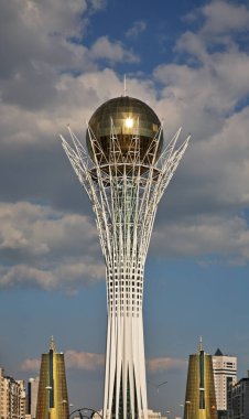 Bayterek anıtı - Astana 'da uzun kavak ağacı. Kazakistan