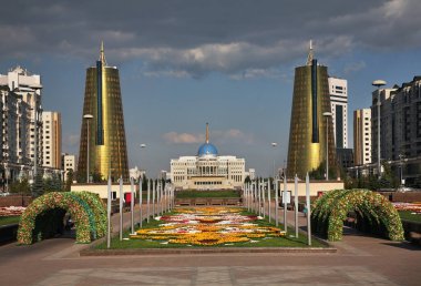Nurzhol Bulvarı - Yeşil Su Bulvarı, Akorda - Ak Orasidential Palace ve Astana Kazyana kulesi. Kazakistan