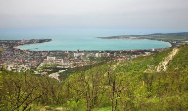 Markotkh Range 'den Gelendzhik Körfezi manzarası. Krasnodar Krai. Rusya