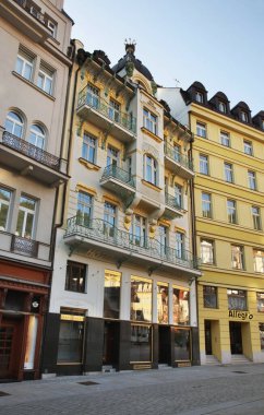 Karlovy Vary 'de eski bir sokak. Bohemya. Çek Cumhuriyeti