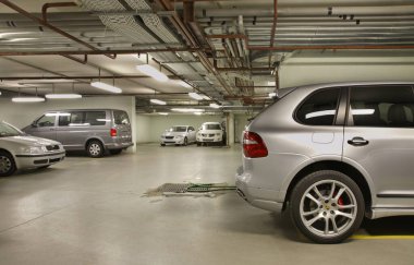 Moskova 'da yeraltı otoparkı. Rusya