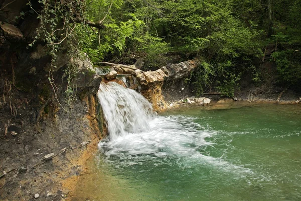 Caída Esmeralda Cáliz Amor Río Zhane Cerca Vozrozhdenie Pueblo Gelendzhik —  Fotos de Stock