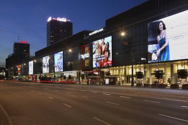 Marszalkowska (Mareşal) caddesi, Varşova. Polonya