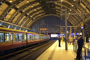 Berlin Alexanderplatz İstasyonu. Almanya
