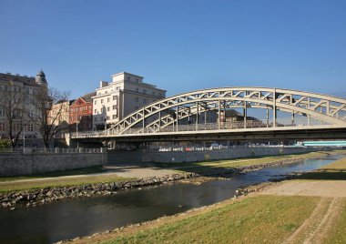 Ostrava 'daki Ostravice Nehri üzerindeki Milos Sykora köprüsü. Çek Cumhuriyeti