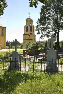 Biala Podlaska 'daki Aziz Cyril Kilisesi yakınlarındaki bir mezarlıkta. Polonya