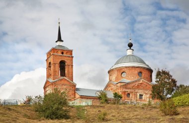 Nikola-Lenivets köyündeki Trinity Kilisesi. Kaluga Oblastı. Rusya