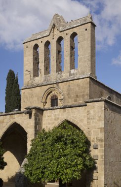 Kyrenia (Girne) yakınlarındaki Bellapais Manastırı. Kıbrıs