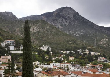 Kyrenia (Girne) yakınlarındaki Bellapais köyü manzarası. Kıbrıs