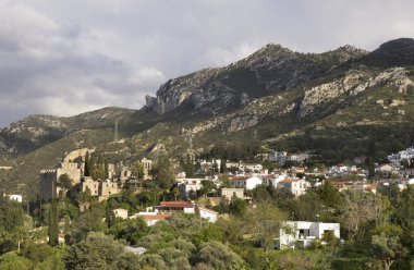 Kyrenia (Girne) yakınlarındaki Bellapais köyü manzarası. Kıbrıs