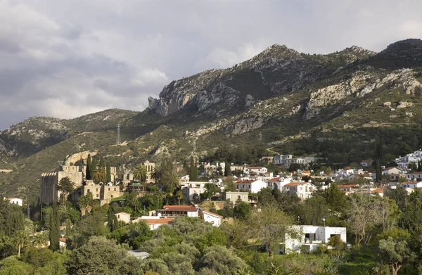 キレニア 付近のBellapais村の眺め キプロス ストック画像
