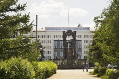 50 yıllık NLMK anıtı ve Lipetsk 'teki Novolipetsk metalürji ana idari binası. Rusya
