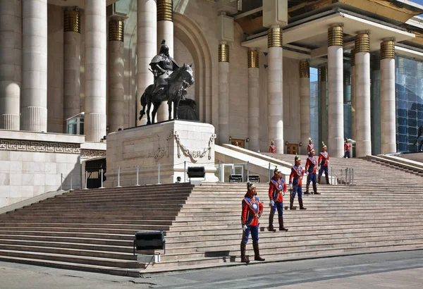 乌兰巴托Grand Chinggis Khaan广场政府宫门前的仪仗队 — 图库照片