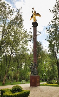 Şehir Bahçesi 'ndeki Barış Meleği heykeli. Krasnodar. Rusya